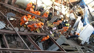 मुंबईत इमारत कोसळून तिघांचा मृत्यू, आठजण गंभीर जखमी