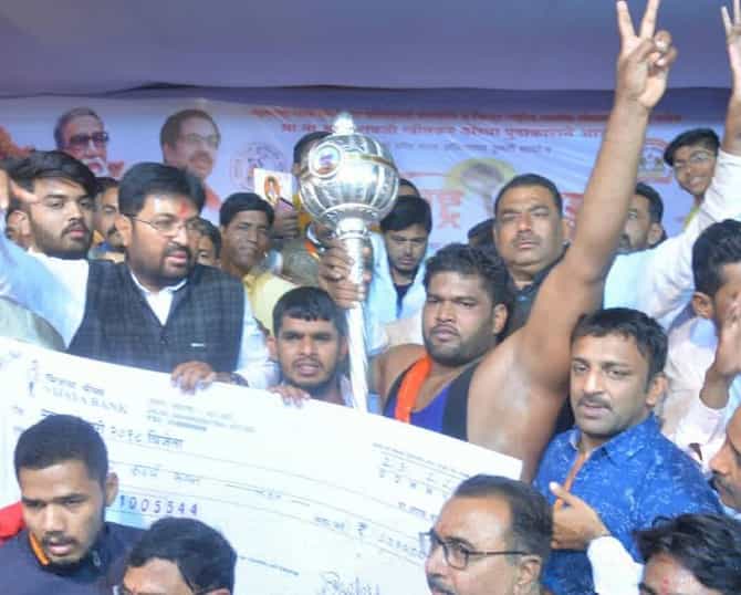 पैलवानांना दिली जाणारी गदा खरंच चांदीची असते का?