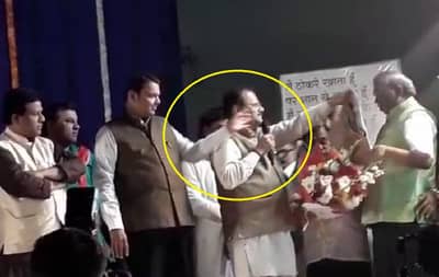 जेव्हा आयोजकांच्या हातून मुख्यमंत्री माईक हिसकावून घेतात...