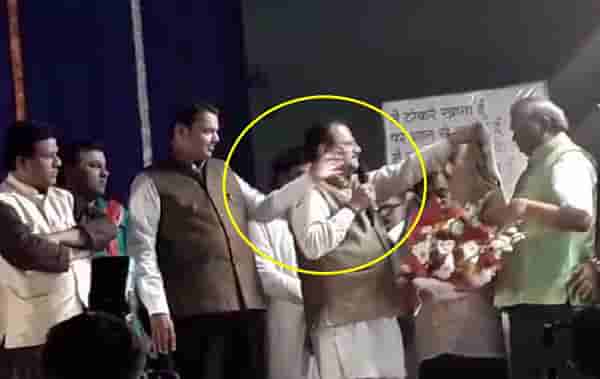 जेव्हा आयोजकांच्या हातून मुख्यमंत्री माईक हिसकावून घेतात...