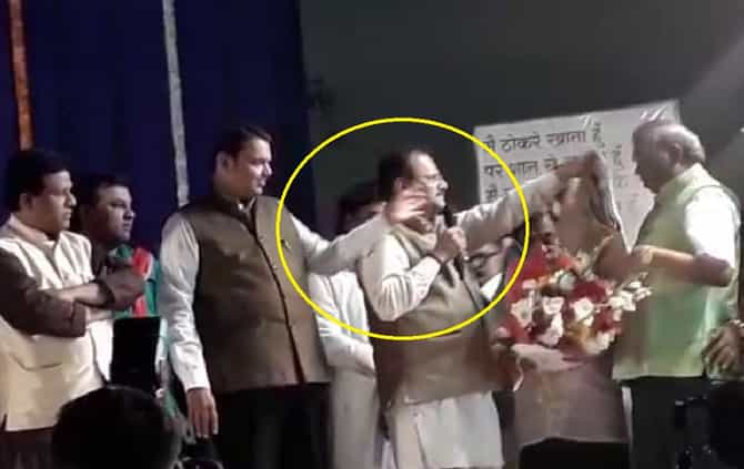 जेव्हा आयोजकांच्या हातून मुख्यमंत्री माईक हिसकावून घेतात...