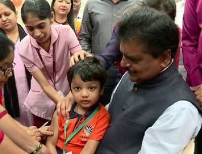 नातवंडांना गोवर-रुबेला लसीकरण, आरोग्यमंत्र्यांचा सकारात्मक संदेश