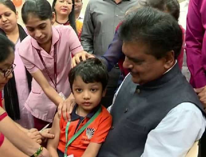नातवंडांना गोवर-रुबेला लसीकरण, आरोग्यमंत्र्यांचा सकारात्मक संदेश