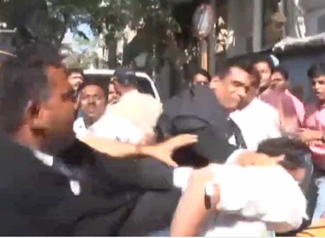 मराठा आरक्षणविरोधी याचिकाकर्ते गुणरत्न सदावर्तेंवर हल्ला