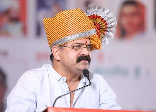 श्रीमंत गेले फार्महाऊसवर, पण गरिबांच्या घरात बसायला जागा नाही, त्यामुळे ते रस्त्यावर : आव्हाड