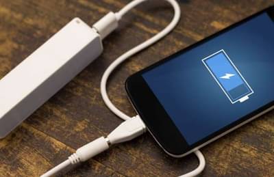 फोन चार्ज करण्याची योग्य पद्धत कोणती? याबाबत अनेक लोक करतात चुका