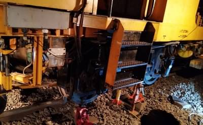 ट्रॅक दुरुस्ती मशीनच रुळावरुन घसरलं, लोकल विस्कळीत