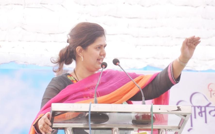 'आधी जनतेच्या मनातील मुख्यमंत्री, आता बीडपुरती गृहमंत्री', योगायोगाने दोन्ही खाती फडणवीसांची 'आधी जनतेच्या मनातील मुख्यमंत्री, आता बीडपुरती गृहमंत्री', योगायोगाने दोन्ही खाती फडणवीसांची