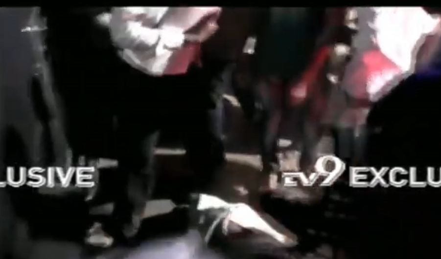 रामदास आठवलेंना अज्ञात व्यक्तीकडून मारहाण रामदास आठवलेंना अज्ञात व्यक्तीकडून मारहाण