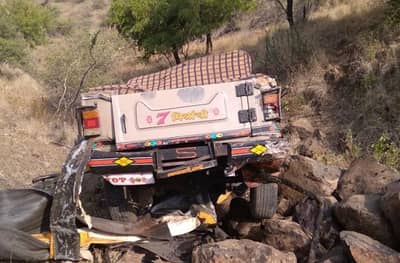 भोजलिंग डोंगरावरुन 200 फूट दरीत जीप कोसळली, तिघांचा मृत्यू 12 जखमी