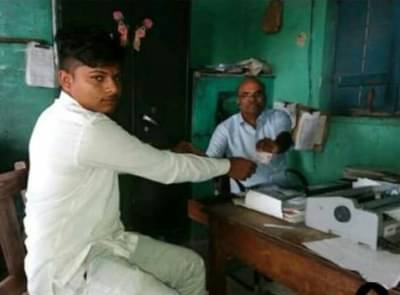 तीन टन कांदा विक्रीतून 6 रुपये उरले, शेतकऱ्याने मनी ऑर्डरने मुख्यमंत्र्यांना पाठवले!