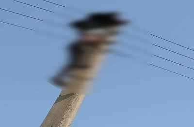 विजेच्या खांबावर चढून हायटेन्शन वायर पकडली, मजुराची आत्महत्या