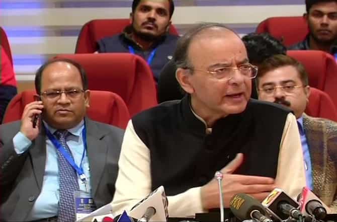 सिनेमाचं तिकीट स्वस्त होणार, एकूण 33 वस्तूंवरील करात कपात