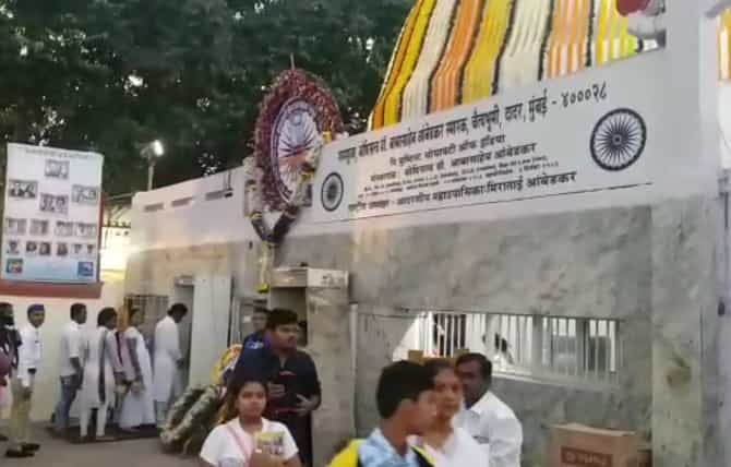 आंबेडकरांच्या ६२ व्या महापरिनिर्वाण दिनानिमित्त चैत्यभूमीवर भीमसागर