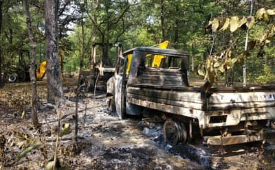 नक्षलवाद्यांचा हैदोस, तीन कोटींची वाहने, 10 जेसीबी पेटवले