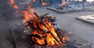 मृतदेहाला अग्नी दिला,  पण चार दिवसांनी तरुणी जिवंत परतली!  