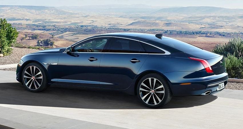 ही कार कंपनी करणार कर्मचारी कपात, 2025 पर्यंत सर्व गाड्यांमध्ये होणार महत्वाचे बदल ही कार कंपनी करणार कर्मचारी कपात, 2025 पर्यंत सर्व गाड्यांमध्ये होणार महत्वाचे बदल