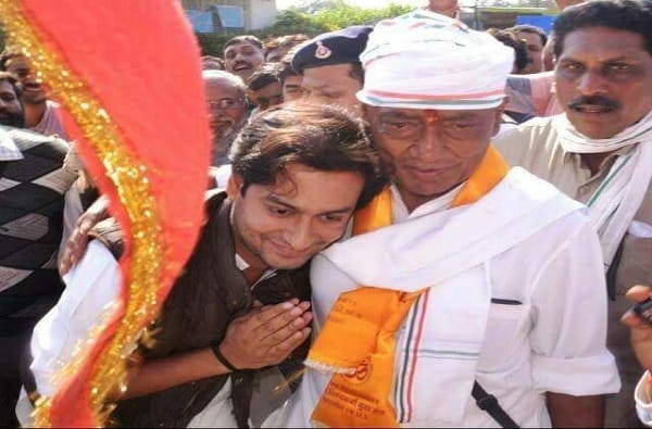 वय वर्ष फक्त 32, मध्य प्रदेशात दिग्विजय सिंहांच्या मुलाला कॅबिनेट मंत्रीपद वय वर्ष फक्त 32, मध्य प्रदेशात दिग्विजय सिंहांच्या मुलाला कॅबिनेट मंत्रीपद