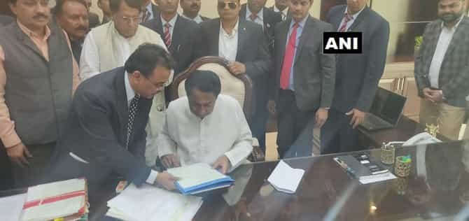 मुख्यमंत्रीपदाची शपथ घेताच शेतकरी कर्जमाफी, कमलनाथांची फाईलवर सही