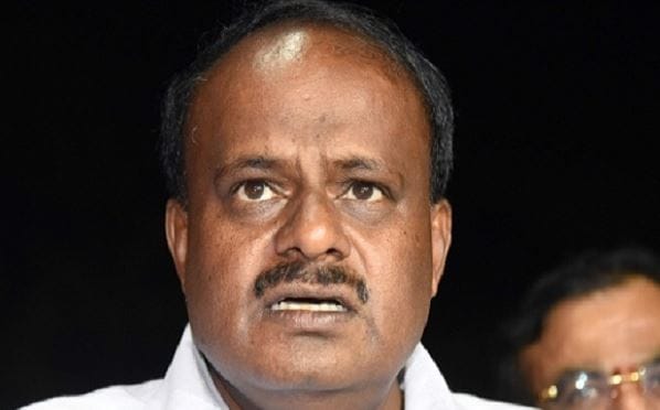 VIDEO : व्हायरल व्हिडीओमुळे कर्नाटकचे मुख्यमंत्री अडचणीत VIDEO : व्हायरल व्हिडीओमुळे कर्नाटकचे मुख्यमंत्री अडचणीत