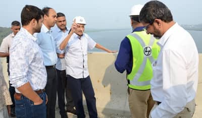 नाकात ऑक्सिजन नळी, तरीही पर्रिकर कामावर