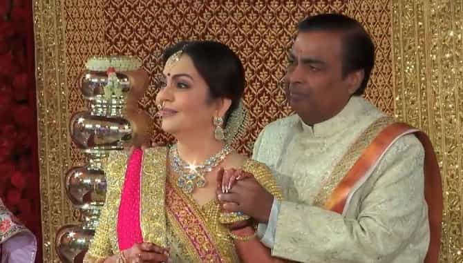 देशातला सर्वात श्रीमंत व्यक्तीही रडला, कारण तो बाप होता...!