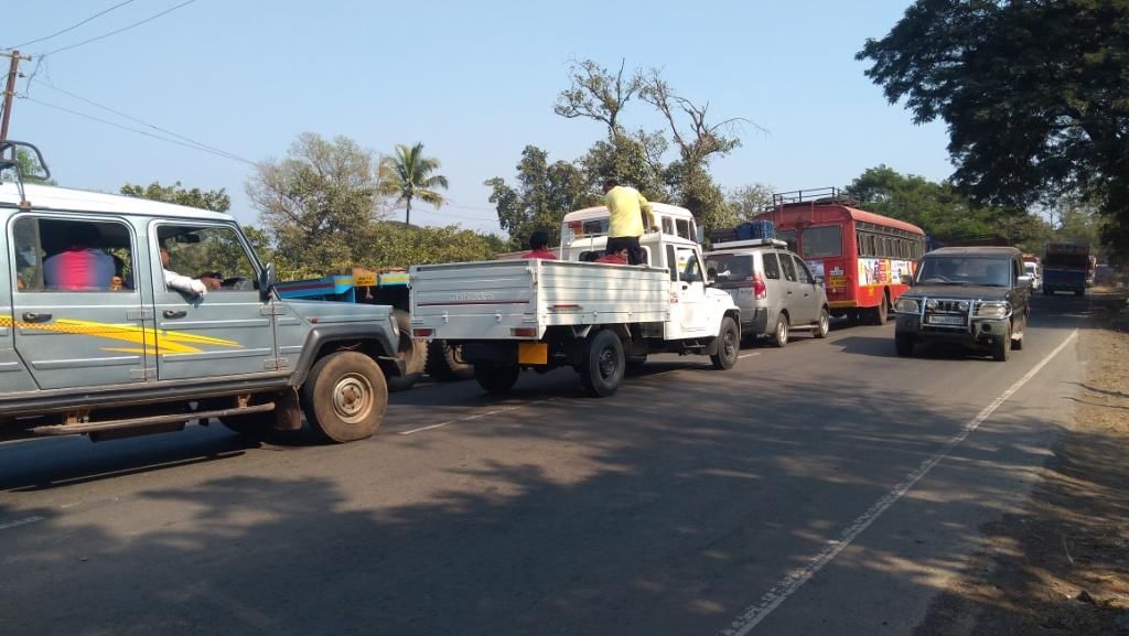 मुंबई-गोवा महामार्गावर अवजड वाहनांना बंदी, तरीही वाहतूक कोंडी