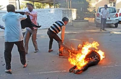 अहमदनगर कलेक्टर ऑफिससमोर व्यक्तीने स्वतःला पेटवून घेतलं!