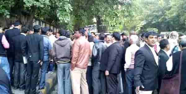 वकिलाचा वकिलावर कुऱ्हाडीने हल्ला, स्वतः विष पिऊन आत्महत्या