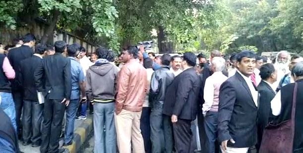 वकिलाचा वकिलावर कुऱ्हाडीने हल्ला, स्वतः विष पिऊन आत्महत्या वकिलाचा वकिलावर कुऱ्हाडीने हल्ला, स्वतः विष पिऊन आत्महत्या