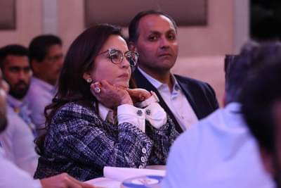 नीता अंबानींकडून साईंच्या चरणी 1 कोटी 17 लाखांच्या वस्तू दान