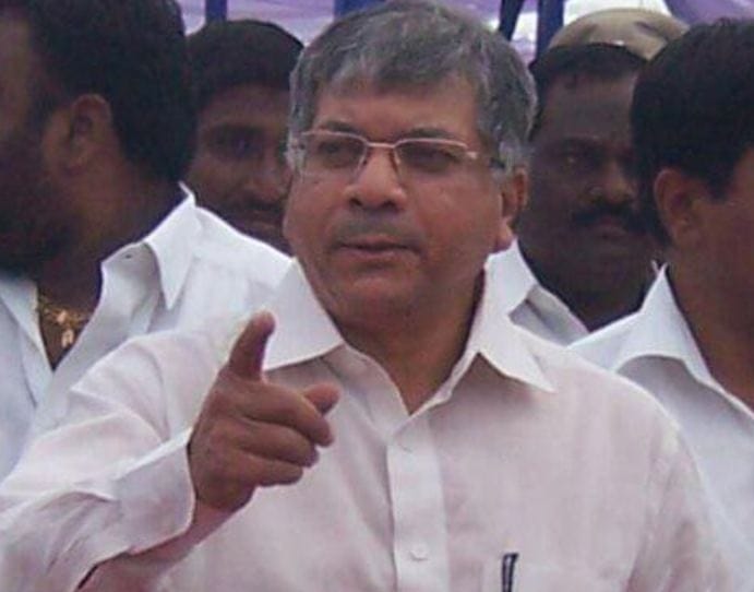 प्रकाश आंबेडकरांना काँग्रेस-राष्ट्रवादीचे बडे नेते भेटले, एकत्र येणार? प्रकाश आंबेडकरांना काँग्रेस-राष्ट्रवादीचे बडे नेते भेटले, एकत्र येणार?