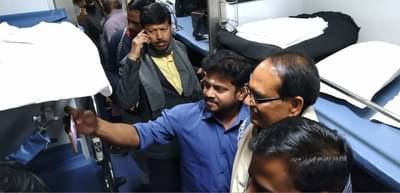 शिवराज सिंहांचा रेल्वेने प्रवास, मामाजी लोकांमध्ये मिसळले!