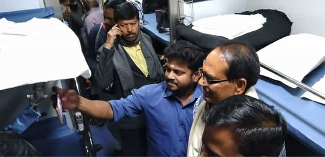 शिवराज सिंहांचा रेल्वेने प्रवास, मामाजी लोकांमध्ये मिसळले!