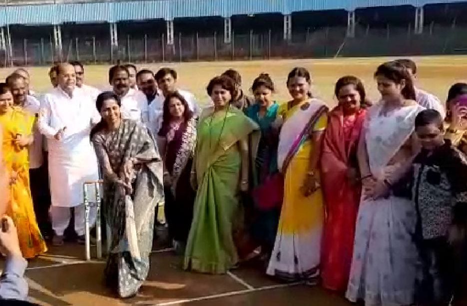 VIDEO : आधी तलवारबाजी; आता फलंदाजी; सुप्रिया सुळेंची बॅटिंग! VIDEO : आधी तलवारबाजी; आता फलंदाजी; सुप्रिया सुळेंची बॅटिंग!