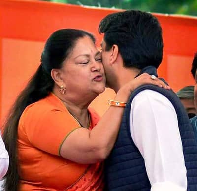 राजस्थानच्या मुख्यमंत्र्यांचा शपथविधी, आत्या आणि भाच्याचं मनोमिलन