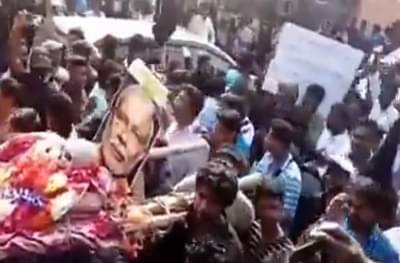 पाकिस्तानातील मोदींच्या प्रेतयात्रेमागील व्हायरल सत्य काय?