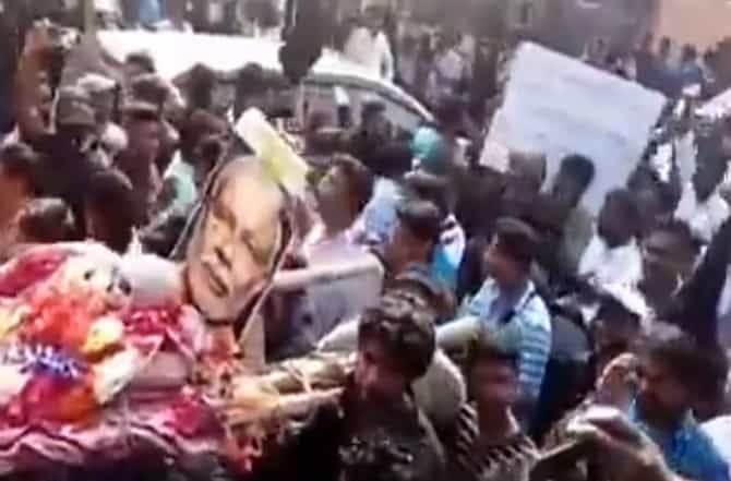 पाकिस्तानातील मोदींच्या प्रेतयात्रेमागील व्हायरल सत्य काय?