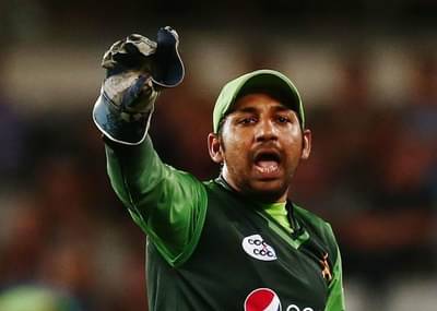 पाकिस्तानच्या कर्णधाराची संघातून हकालपट्टी