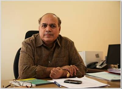 साहित्य संमेलन वाद : लक्ष्मीकांत देशमुखांनी असतील-नसतील त्या सर्व शब्दांनी आयोजकांना झोडलं!