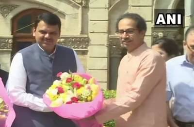 बाळासाहेबांच्या स्मारकाचं गणेशपजून, उद्धव-फडणवीसांचा एकमेकांना वाकून नमस्कार