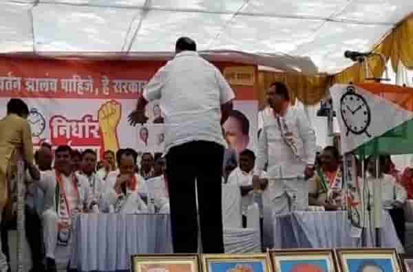 महाडिकांचं भाषण मुश्रीफांच्या कार्यर्त्यांनी रोखलं, हात धरुन ओढून पुन्हा भाषणासाठी आणलं