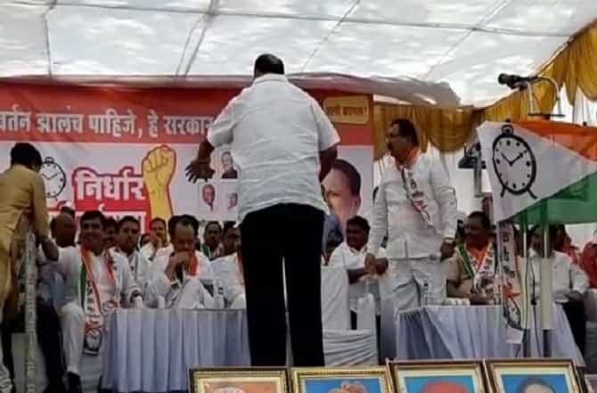 महाडिकांचं भाषण मुश्रीफांच्या कार्यर्त्यांनी रोखलं, हात धरुन ओढून पुन्हा भाषणासाठी आणलं