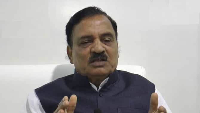 हेल्मेटसक्तीला विरोध करणाऱ्या विवेक वेलणकरांवर कारवाई करा : रावते