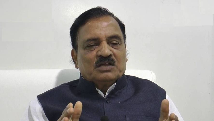 हेल्मेटसक्तीला विरोध करणाऱ्या विवेक वेलणकरांवर कारवाई करा : रावते हेल्मेटसक्तीला विरोध करणाऱ्या विवेक वेलणकरांवर कारवाई करा : रावते