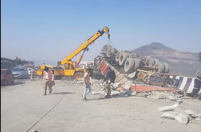 एक्स्प्रेस वेवर भीषण अपघात, तीन ते चार जणांचा मृत्यू