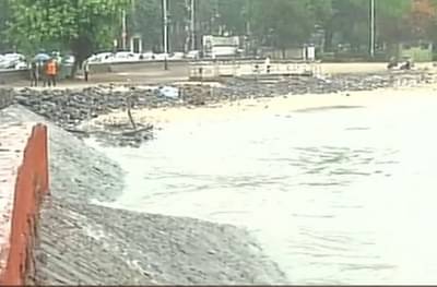 गिरगाव चौपाटीवर पोलिसांची बोट बुडाली