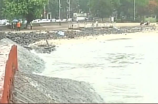 गिरगाव चौपाटीवर पोलिसांची बोट बुडाली गिरगाव चौपाटीवर पोलिसांची बोट बुडाली