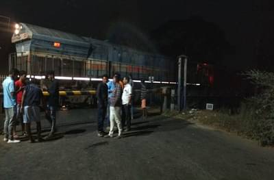 रायगडमध्ये रेल्वे गेटसमोर रेल्वे इंजिन तीन तास बंद