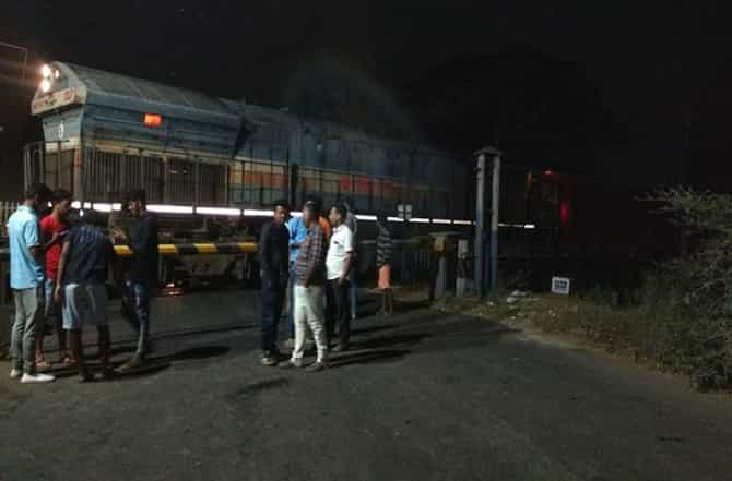 रायगडमध्ये रेल्वे गेटसमोर रेल्वे इंजिन तीन तास बंद